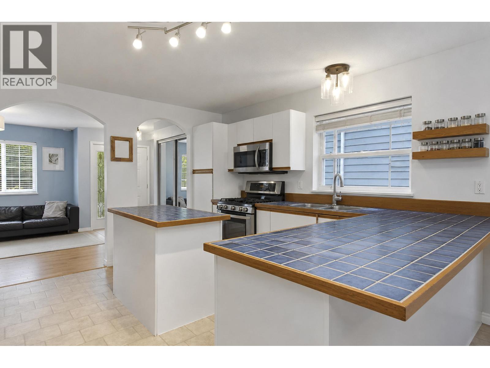 1827 MAMQUAM ROAD, Squamish