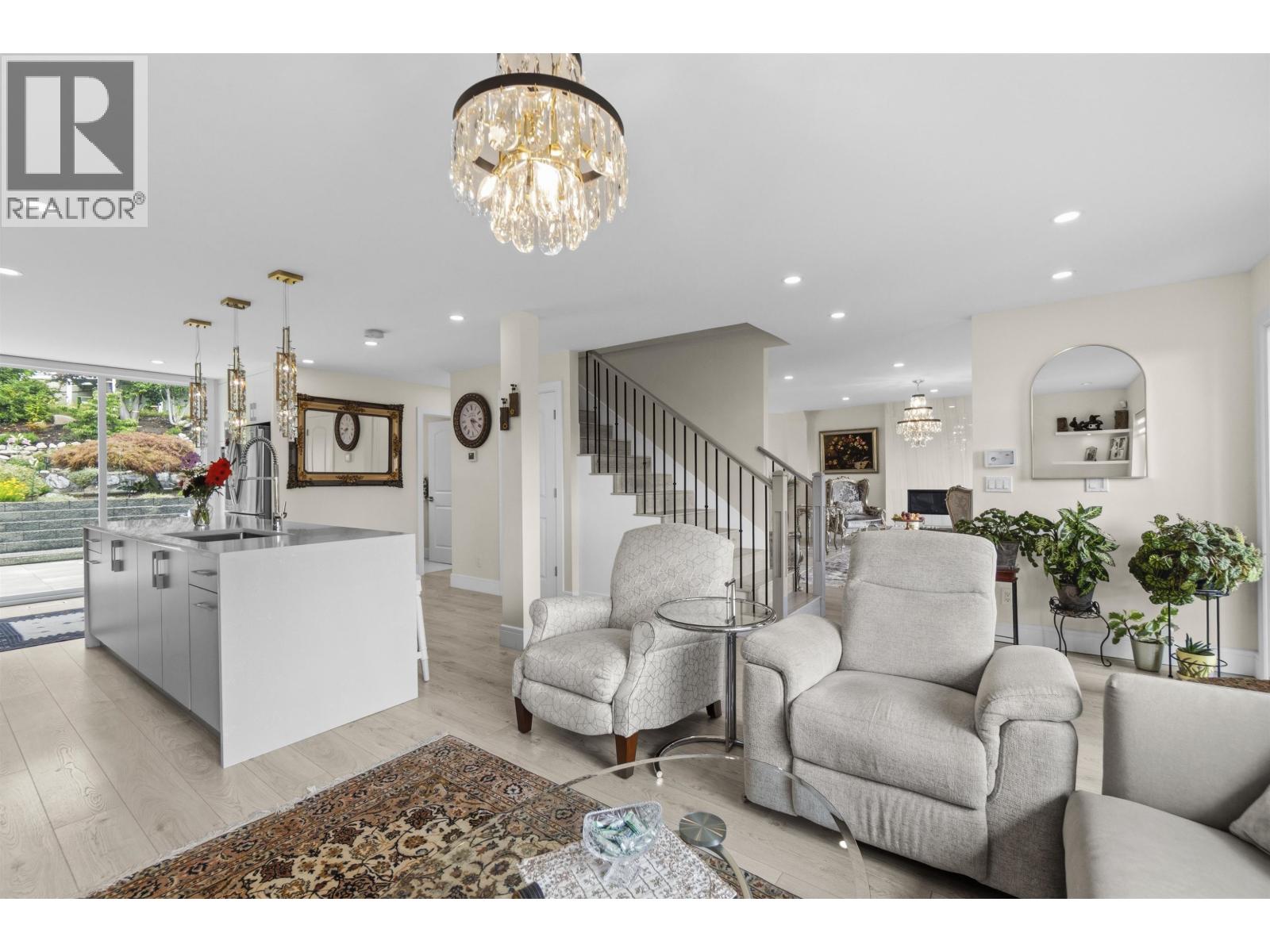 738 SYLVAN AVENUE, North Vancouver