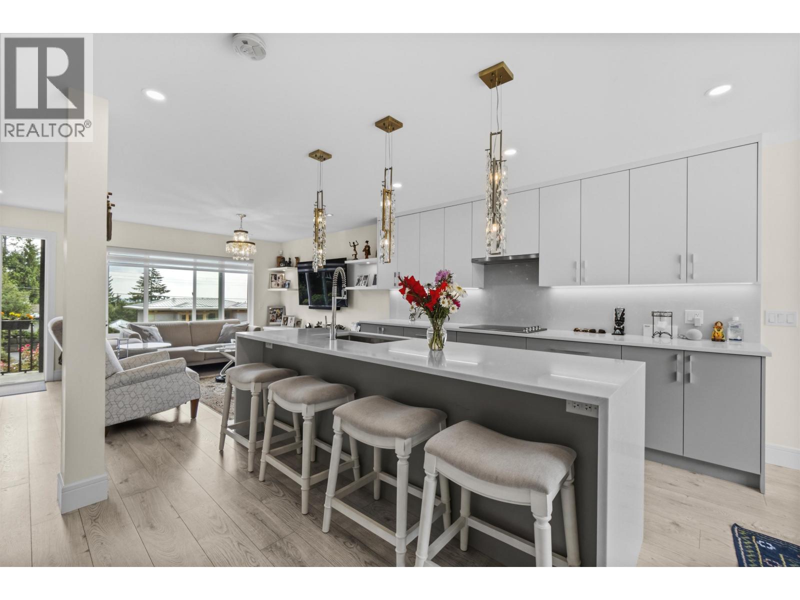 738 SYLVAN AVENUE, North Vancouver