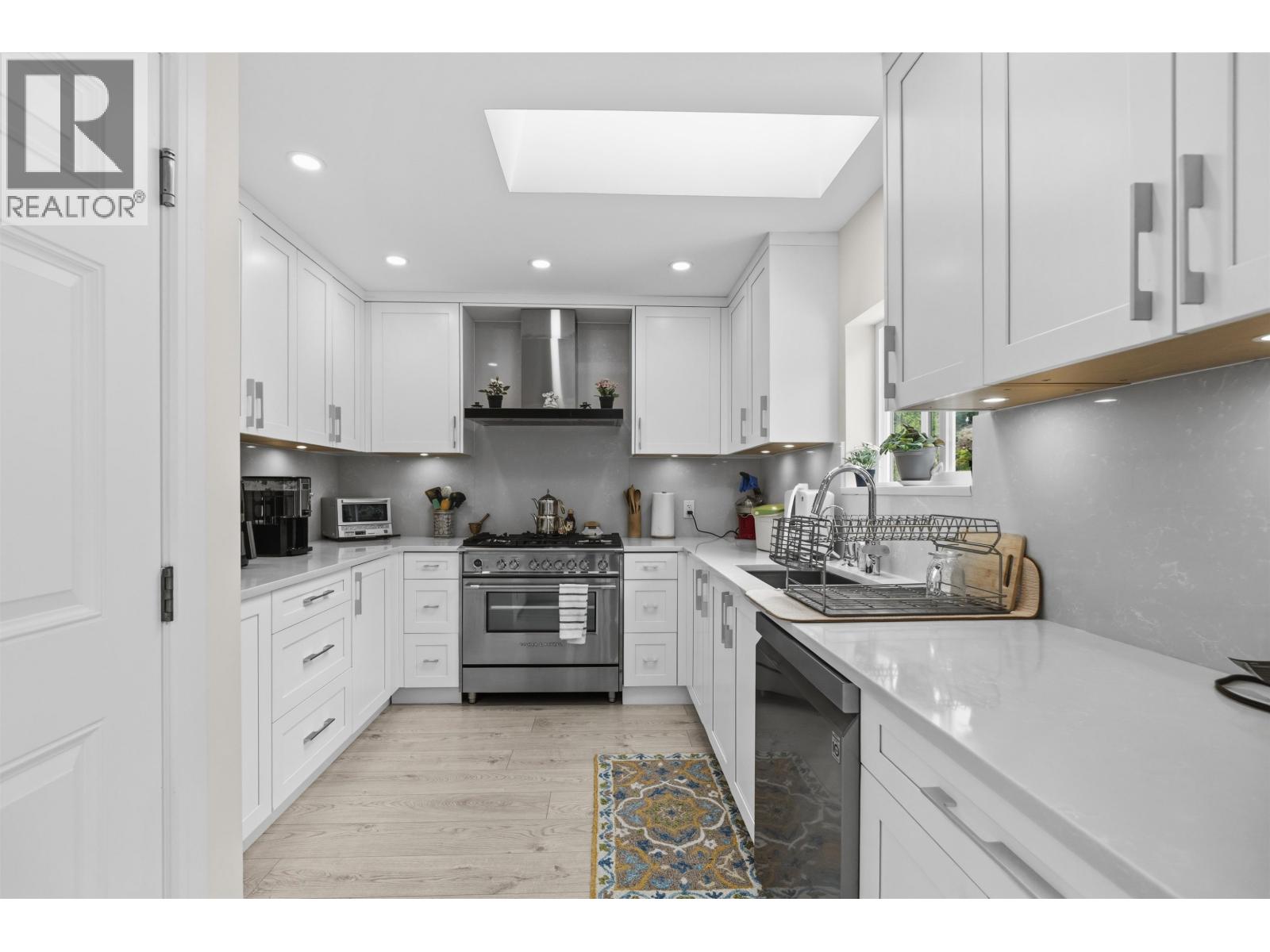 738 SYLVAN AVENUE, North Vancouver