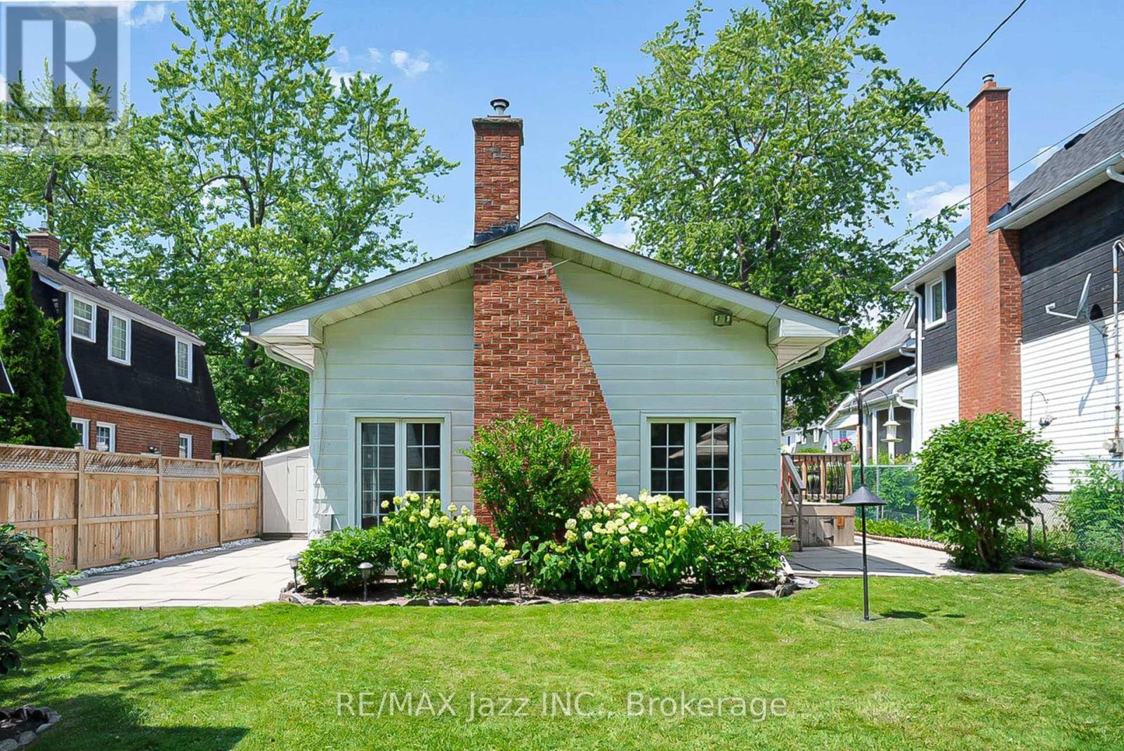559 MASSON STREET - 20