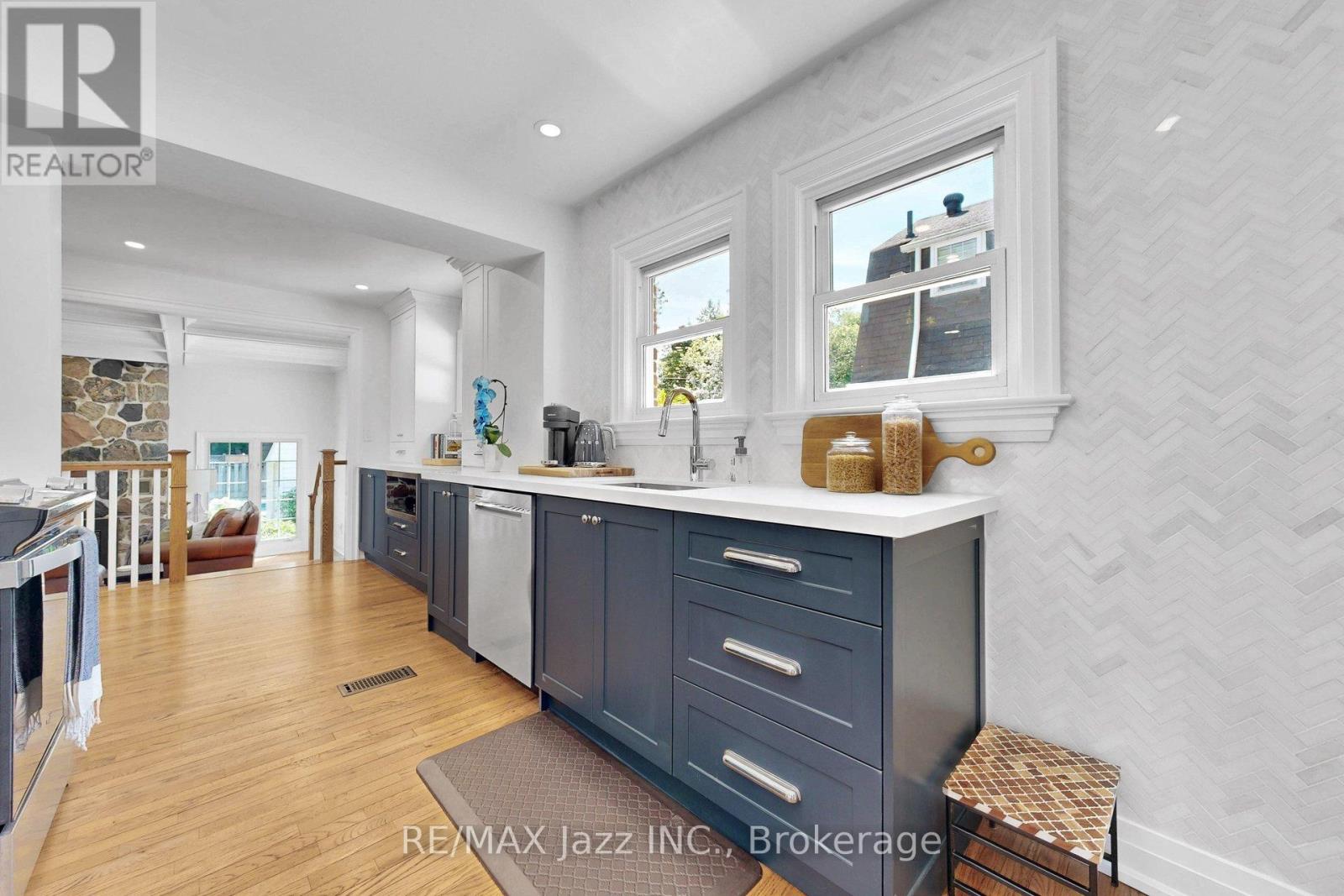 559 MASSON STREET - 8