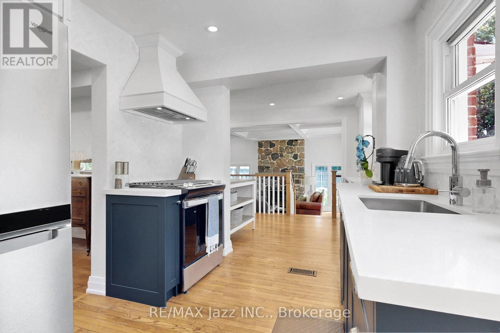 559 MASSON STREET - 9