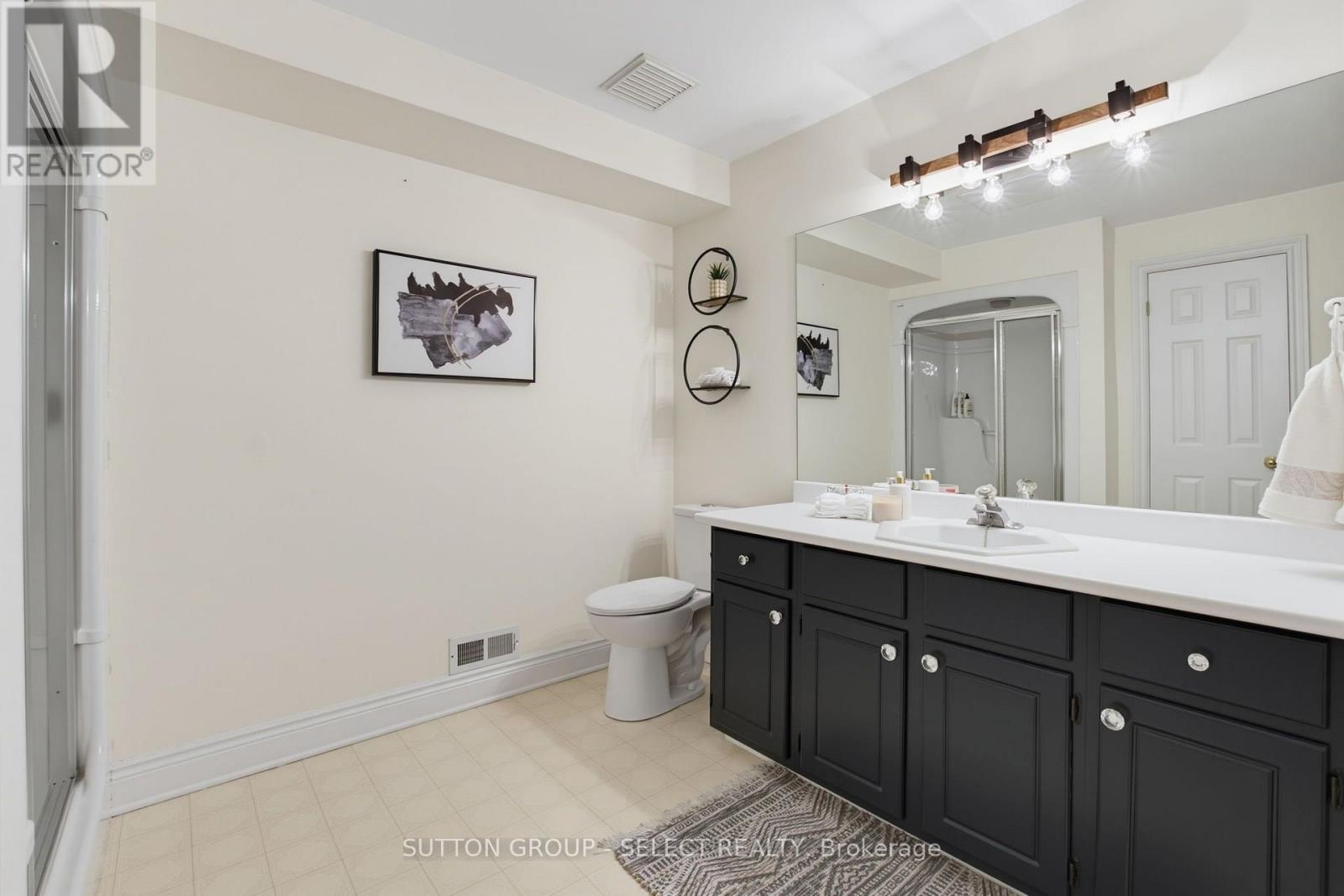 #28 40 QUINELLA DRIVE - 23