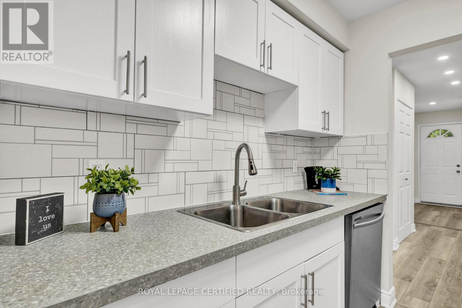 #21 302 COLLEGE AVENUE W - 13
