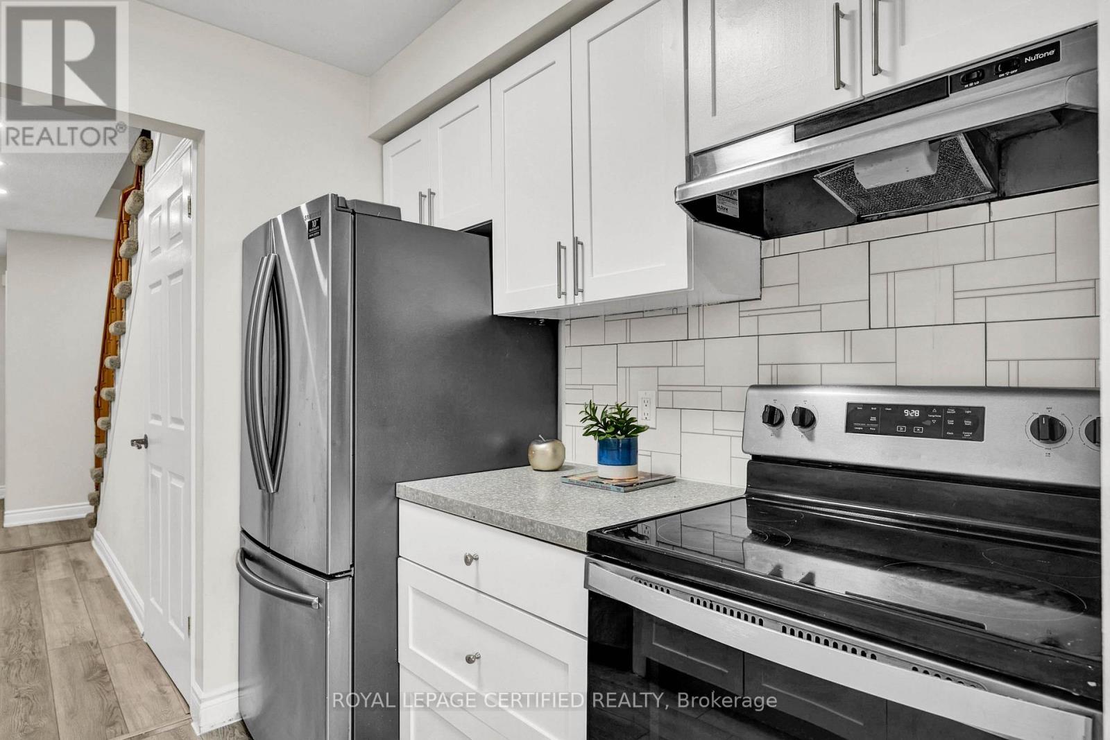 #21 302 COLLEGE AVENUE W - 14