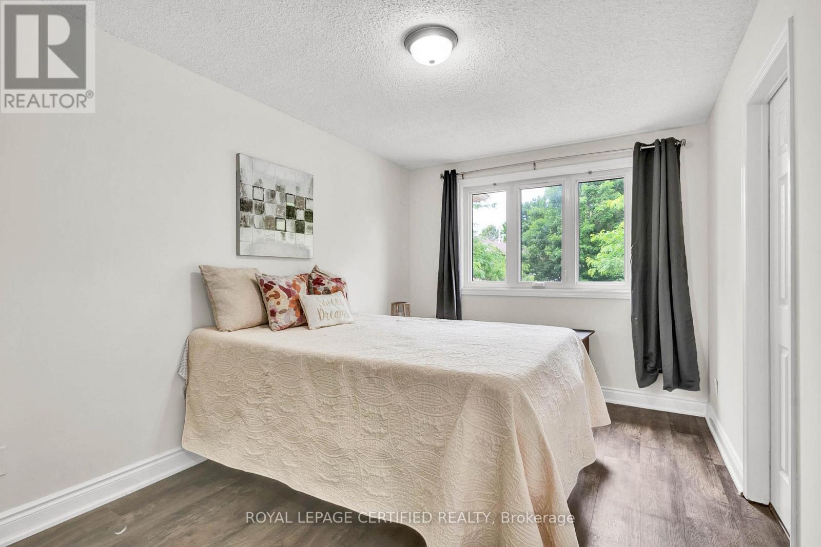 #21 302 COLLEGE AVENUE W - 18