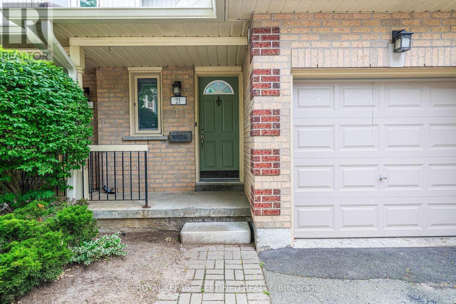 #21 302 COLLEGE AVENUE W - 2