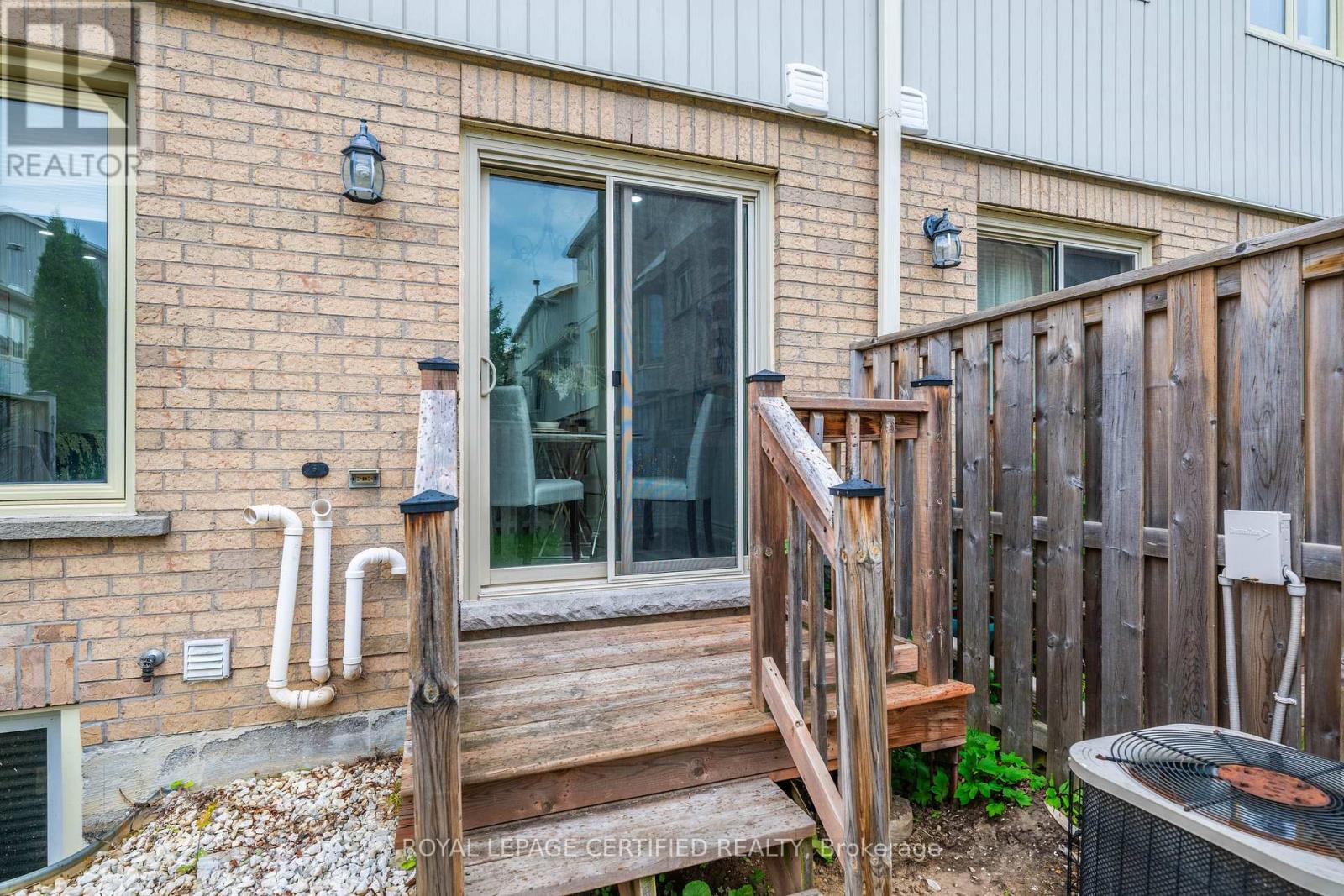 #21 302 COLLEGE AVENUE W - 33