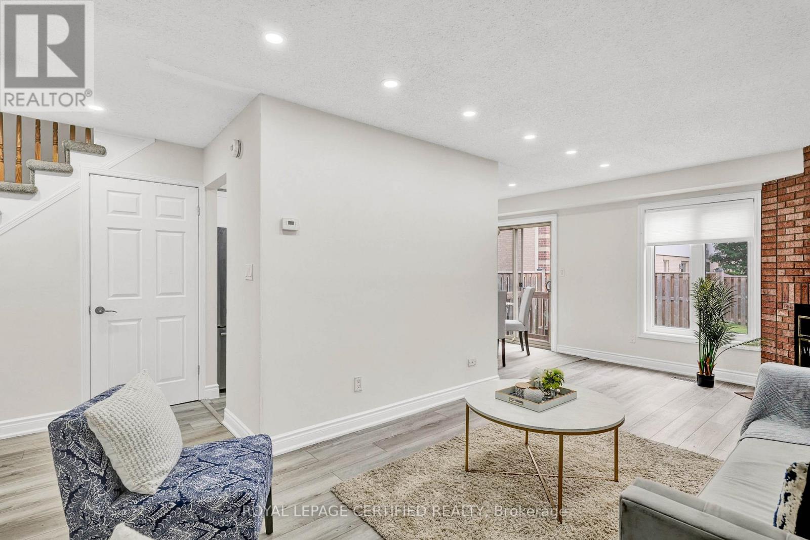 #21 302 COLLEGE AVENUE W - 7