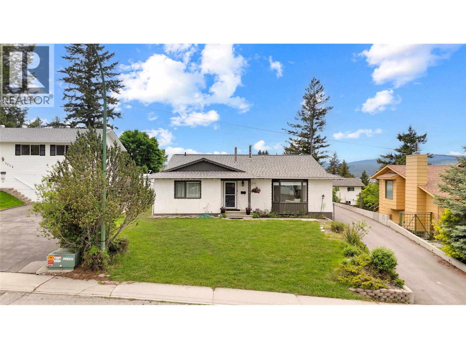 1708 MT NELSON Crescent - 1