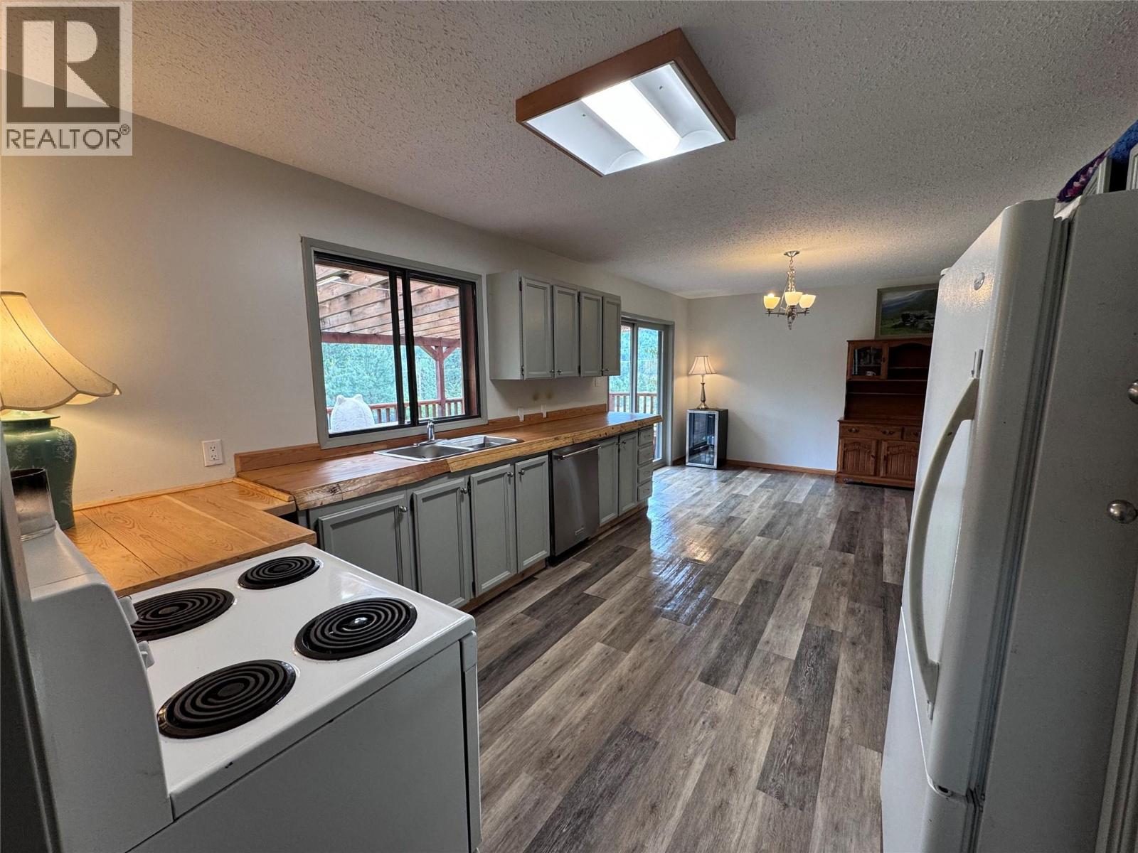 725 3 Highway - Image 8