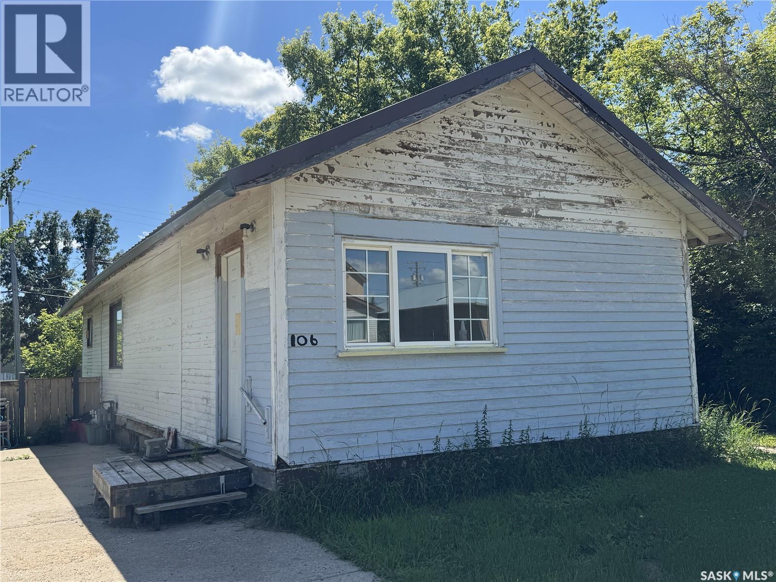 106 5th AVENUE E - 1