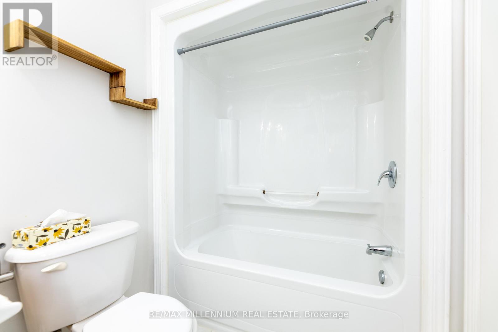 7 GRAHAM CRESCENT - 26