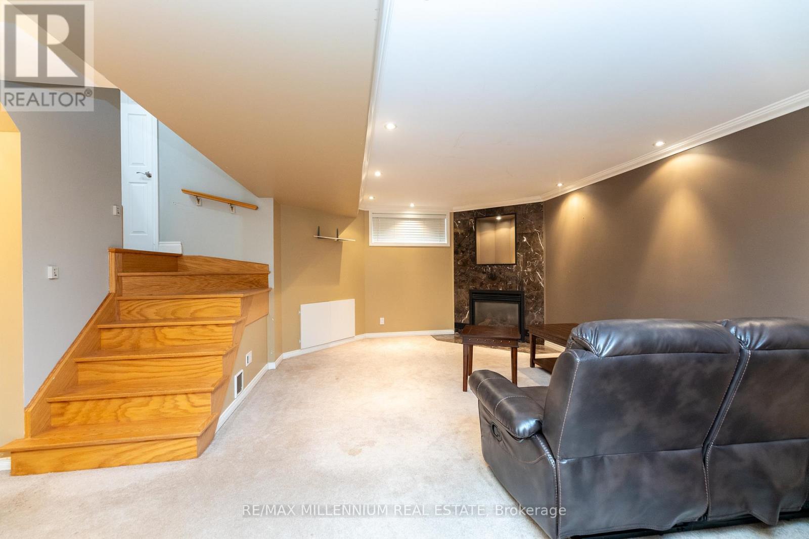 7 GRAHAM CRESCENT - 32