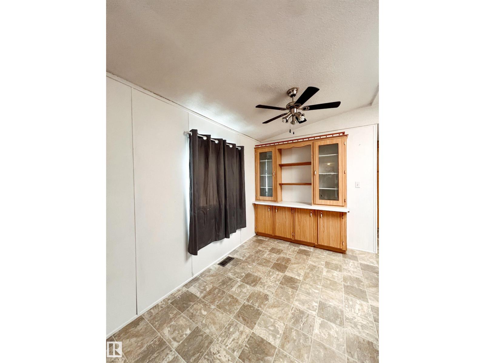 4912 52 ST - Image 8