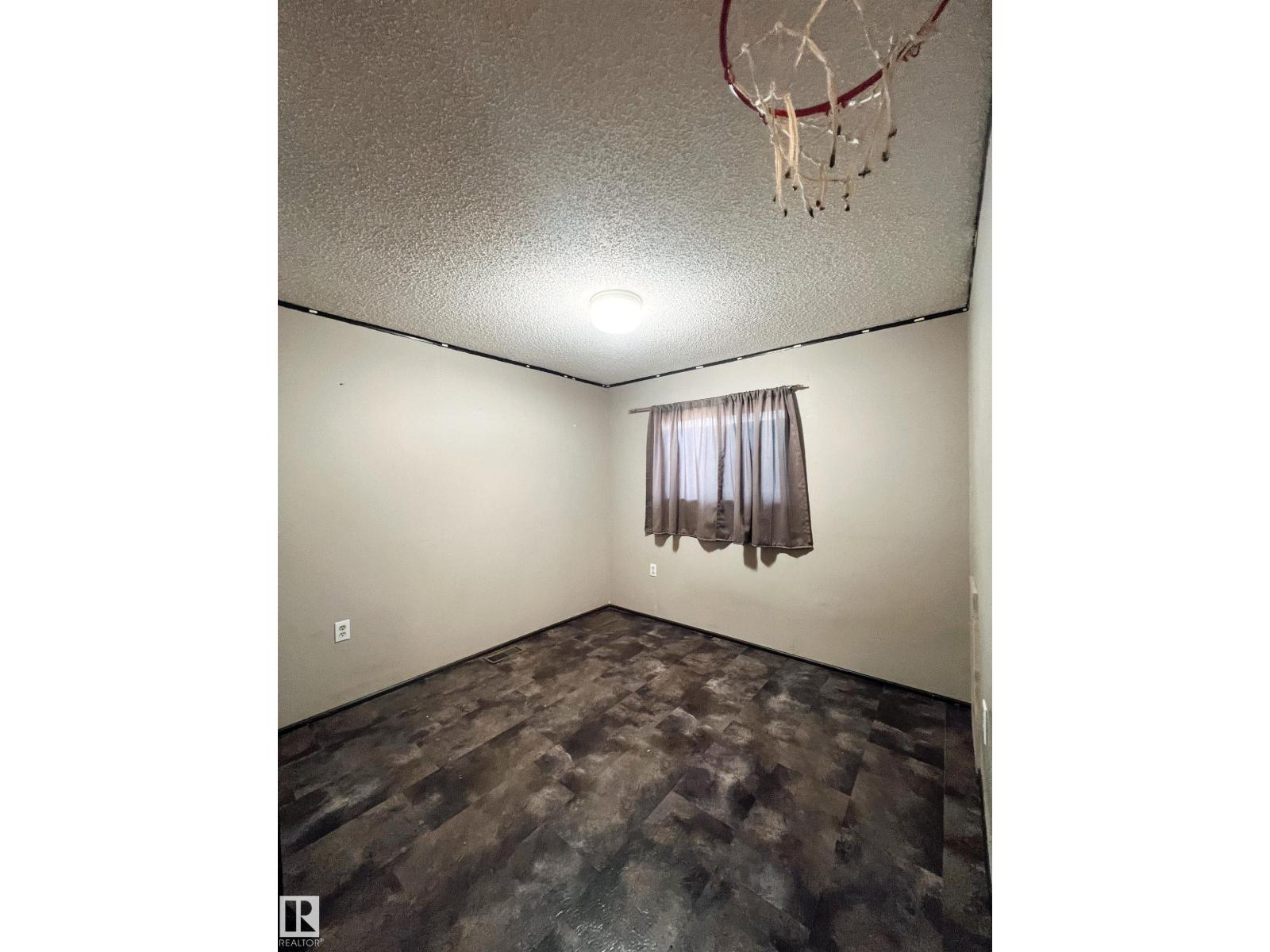 4912 52 ST - Image 13