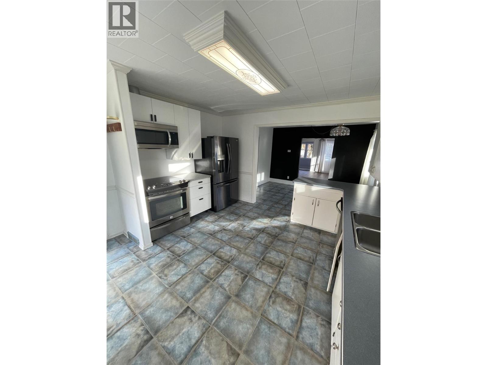  6454 KOOTENAY Street, Oliver