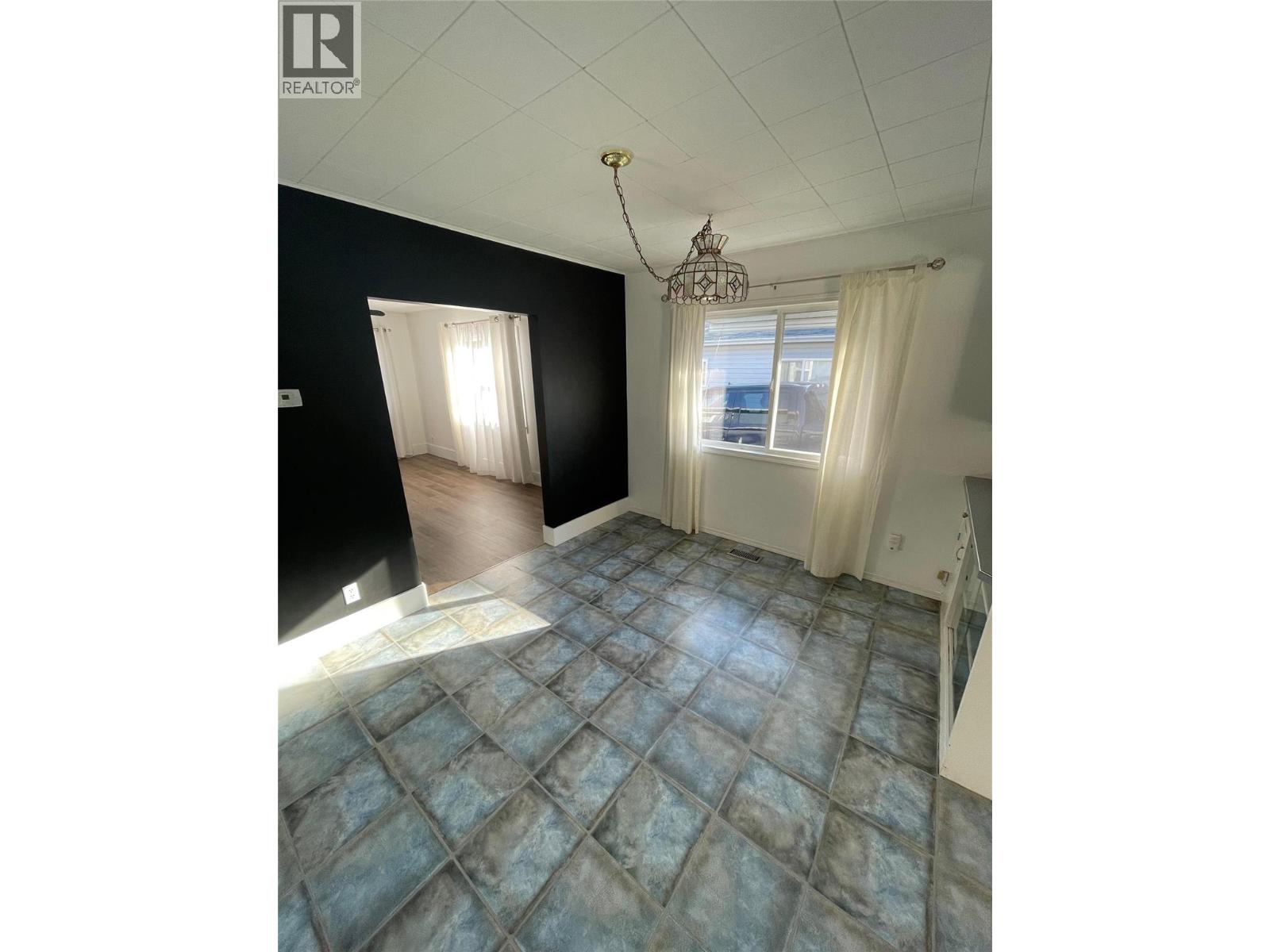  6454 KOOTENAY Street, Oliver