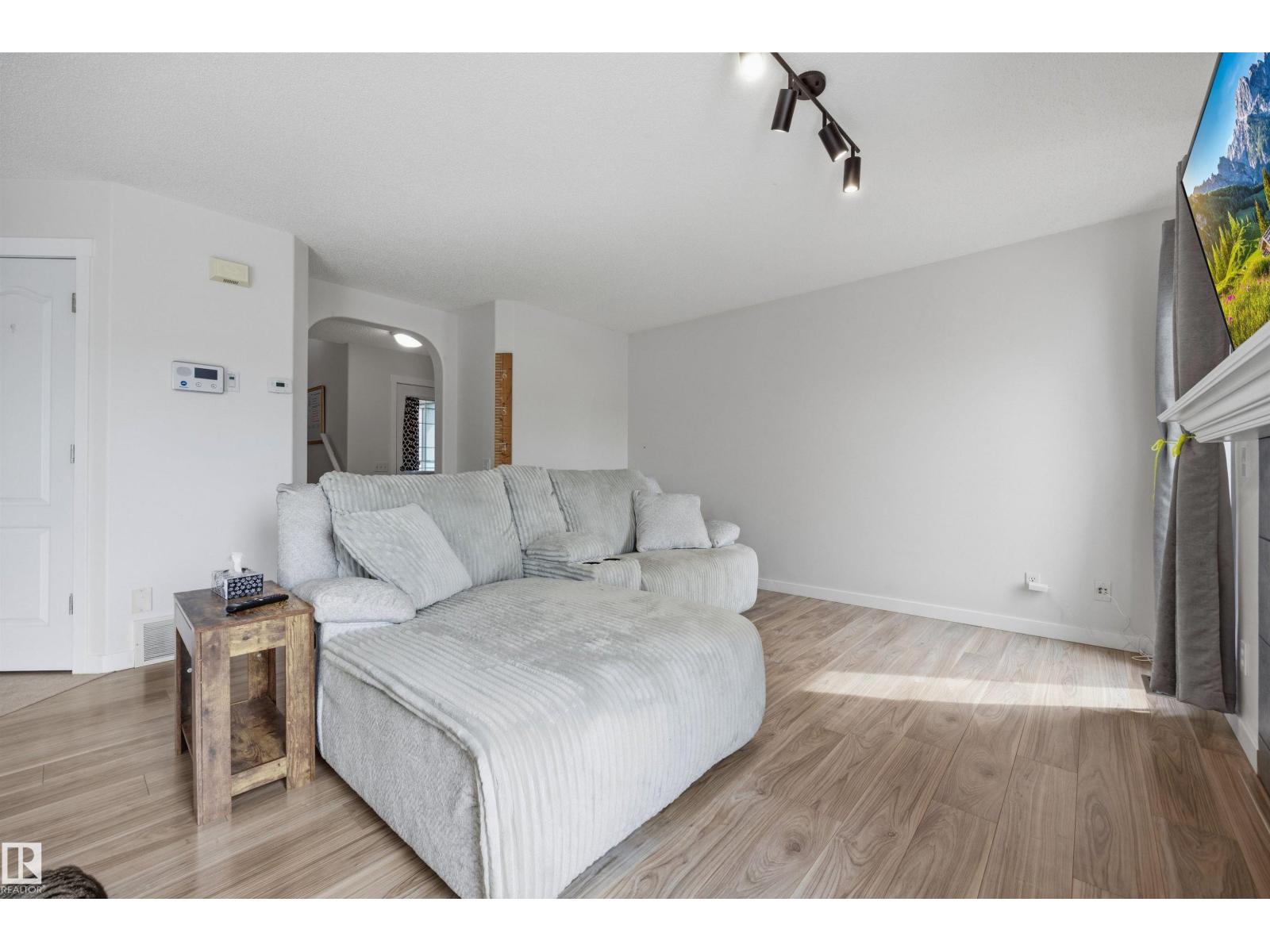 214 HYNDMAN CR NW - 21