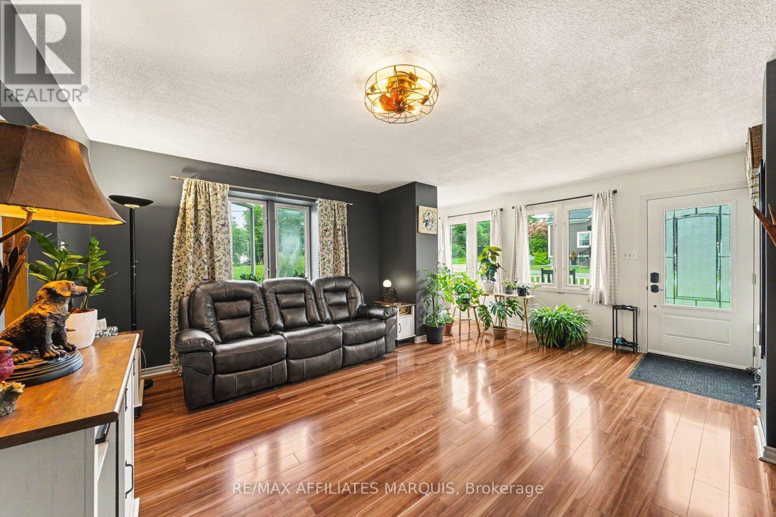 402 CLOTHIER STREET E - Image 6
