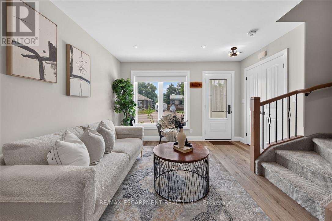 822 MAIN STREET - 23