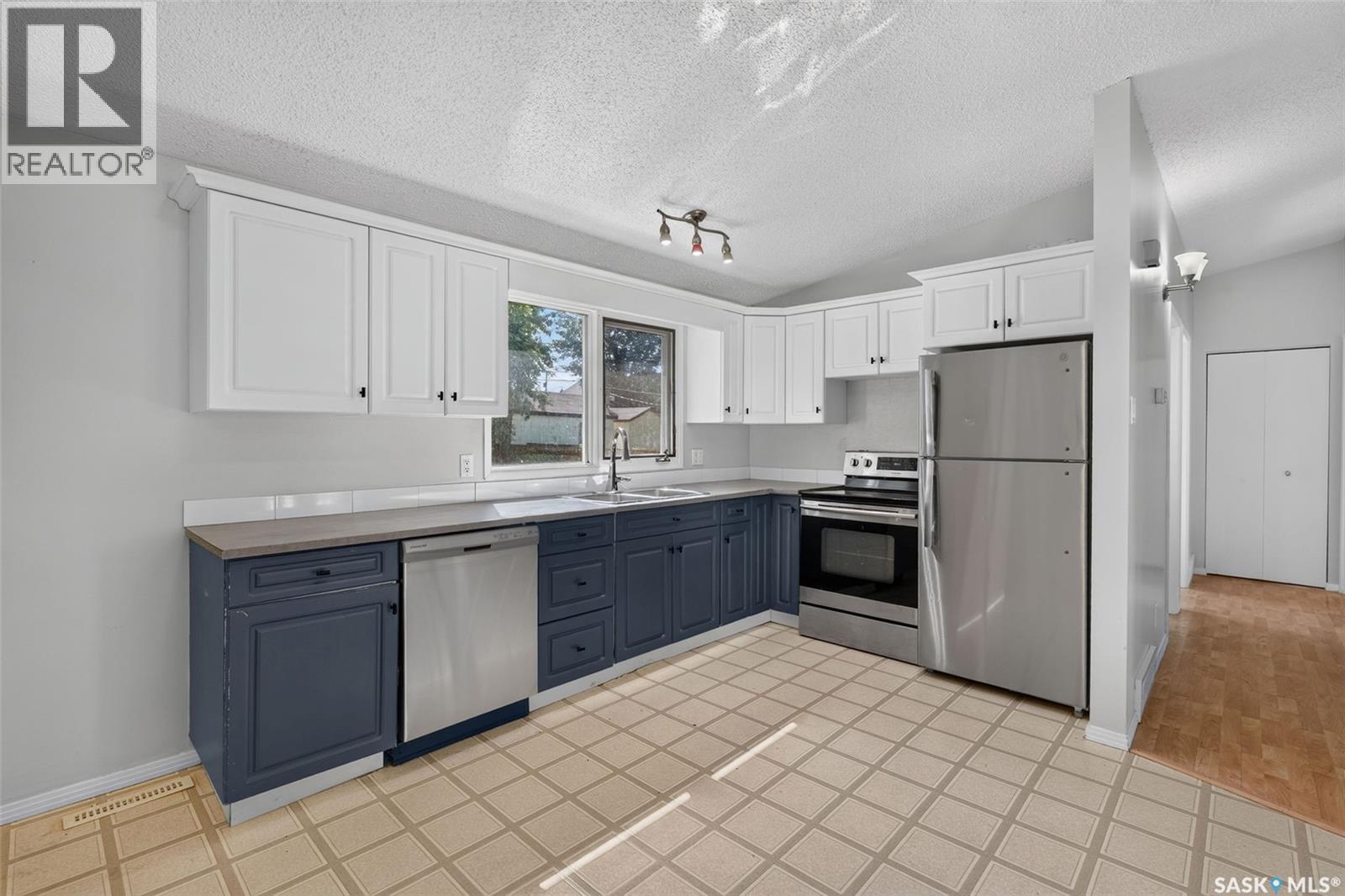 212 3rd AVENUE S - 11