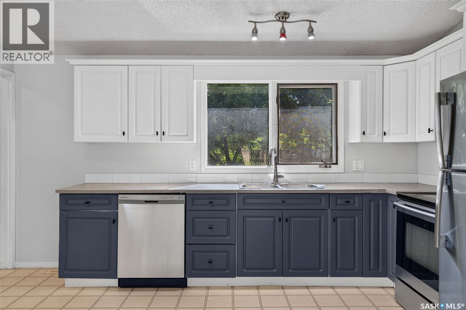 212 3rd AVENUE S - 6
