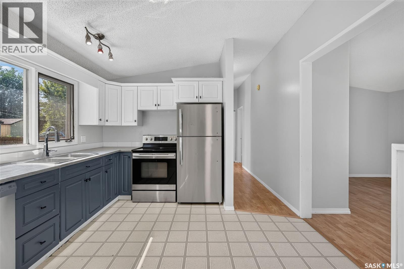 212 3rd AVENUE S - Image 9