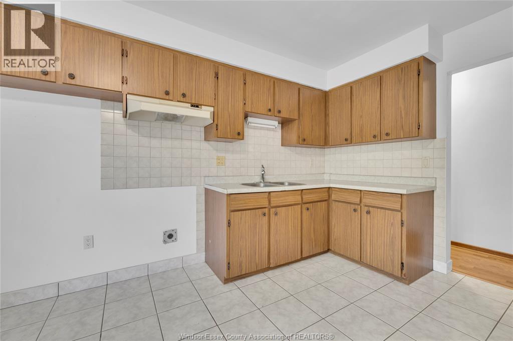 4650-4666 CABOTO DRIVE - 13