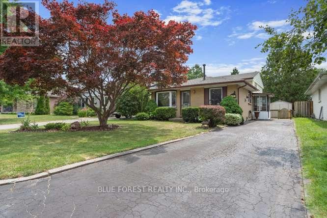 27 VILLENEUVE CRESCENT - 1
