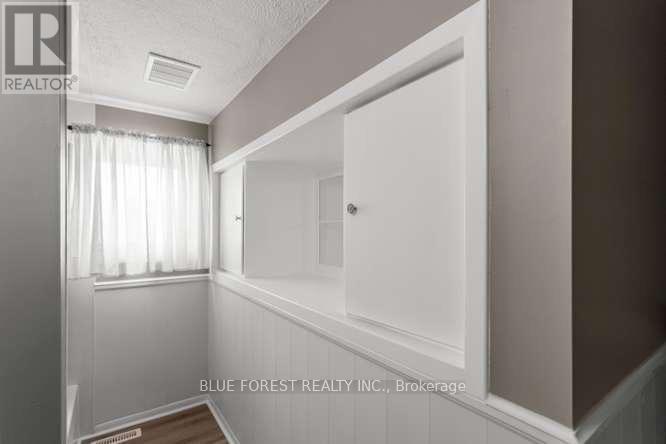 27 VILLENEUVE CRESCENT - 18