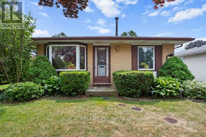 27 VILLENEUVE CRESCENT - 2