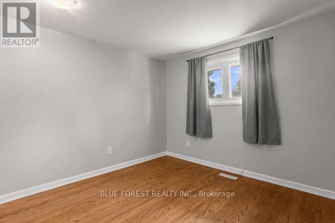 27 VILLENEUVE CRESCENT - 22