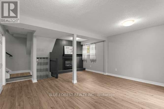 27 VILLENEUVE CRESCENT - 24