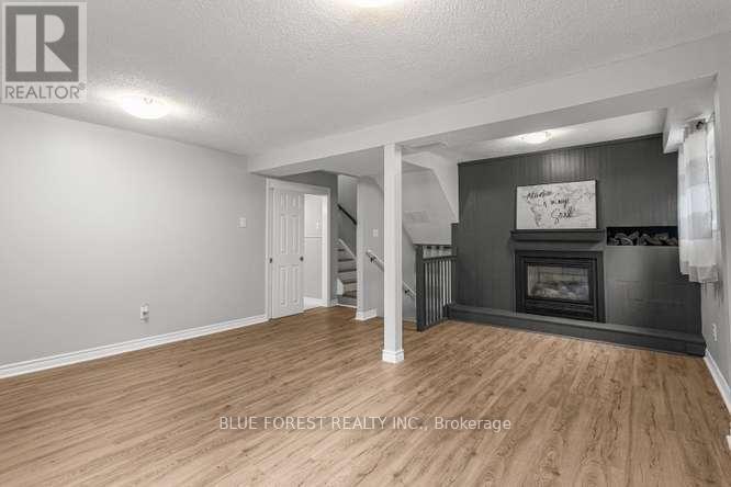 27 VILLENEUVE CRESCENT - 25