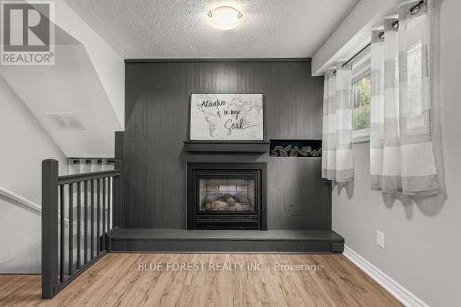 27 VILLENEUVE CRESCENT - 26