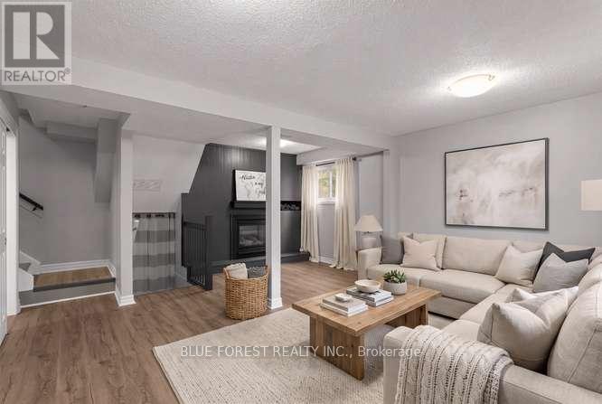 27 VILLENEUVE CRESCENT - 27