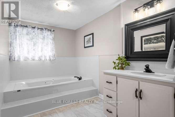 27 VILLENEUVE CRESCENT - 29