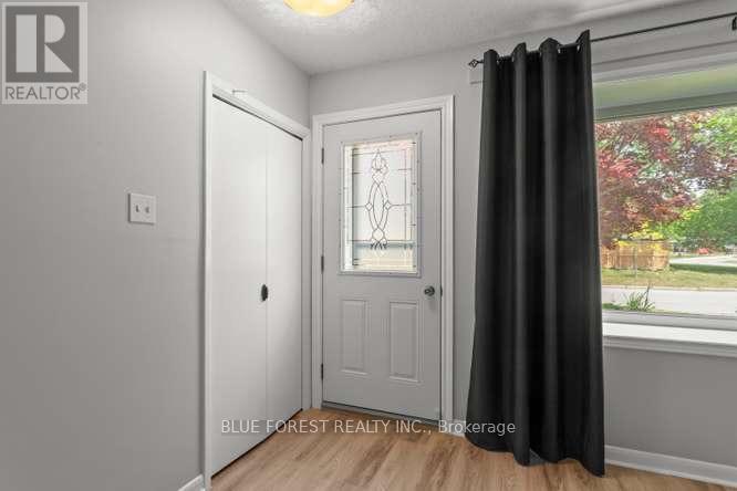 27 VILLENEUVE CRESCENT - 3