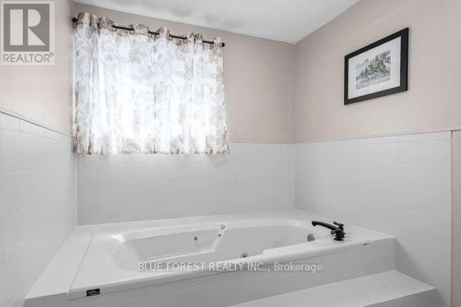 27 VILLENEUVE CRESCENT - 30