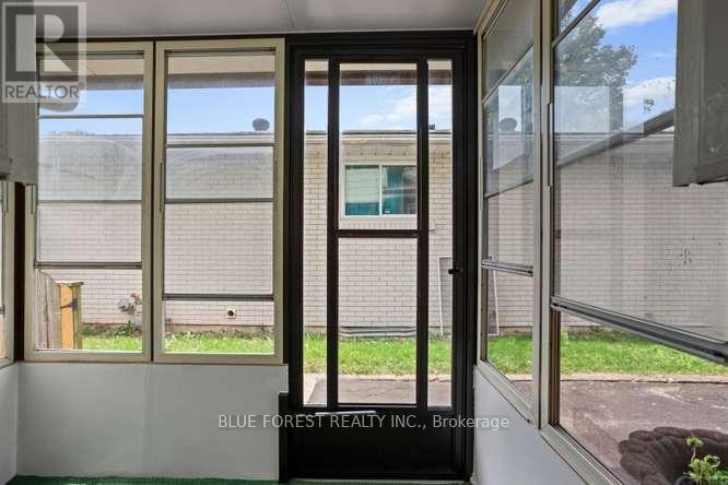 27 VILLENEUVE CRESCENT - 34