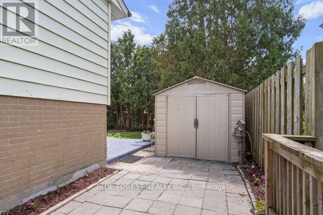 27 VILLENEUVE CRESCENT - 36