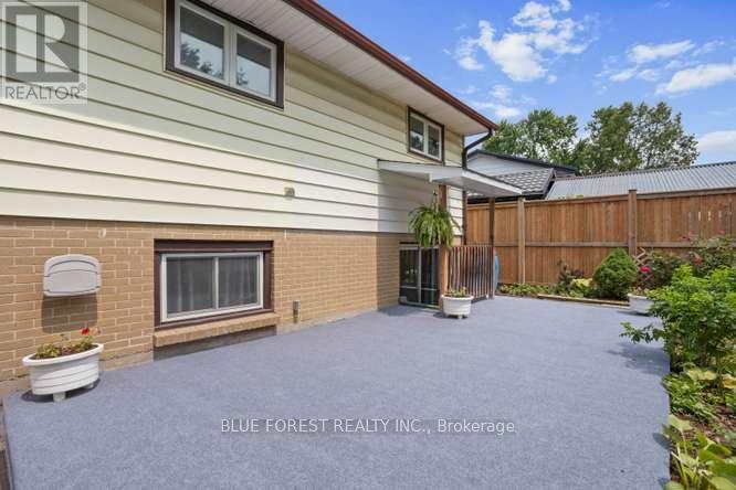 27 VILLENEUVE CRESCENT - 38