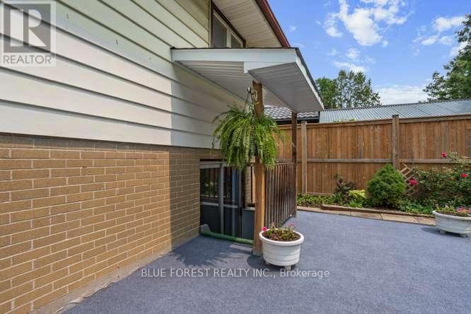 27 VILLENEUVE CRESCENT - 39