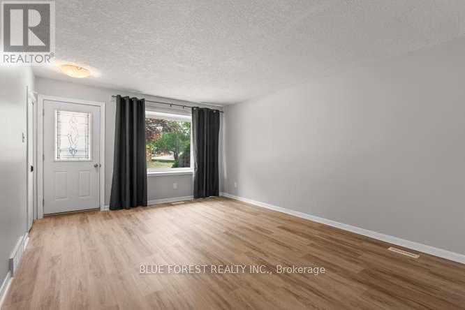 27 VILLENEUVE CRESCENT - 4