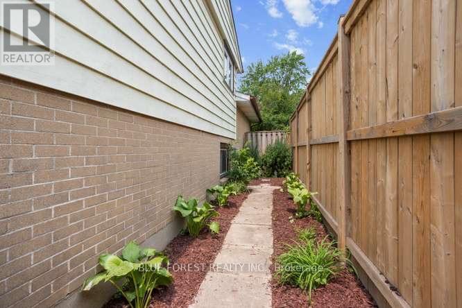27 VILLENEUVE CRESCENT - 45
