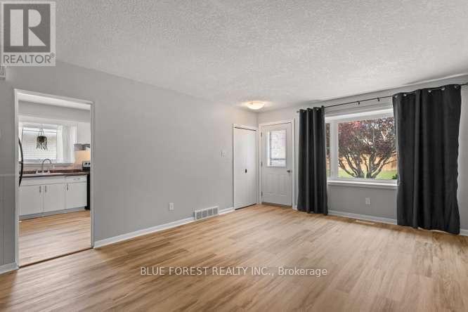 27 VILLENEUVE CRESCENT - 5