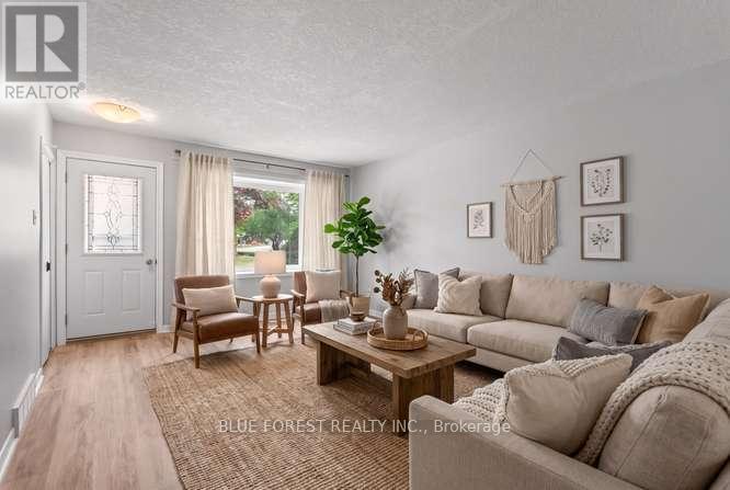 27 VILLENEUVE CRESCENT - 6