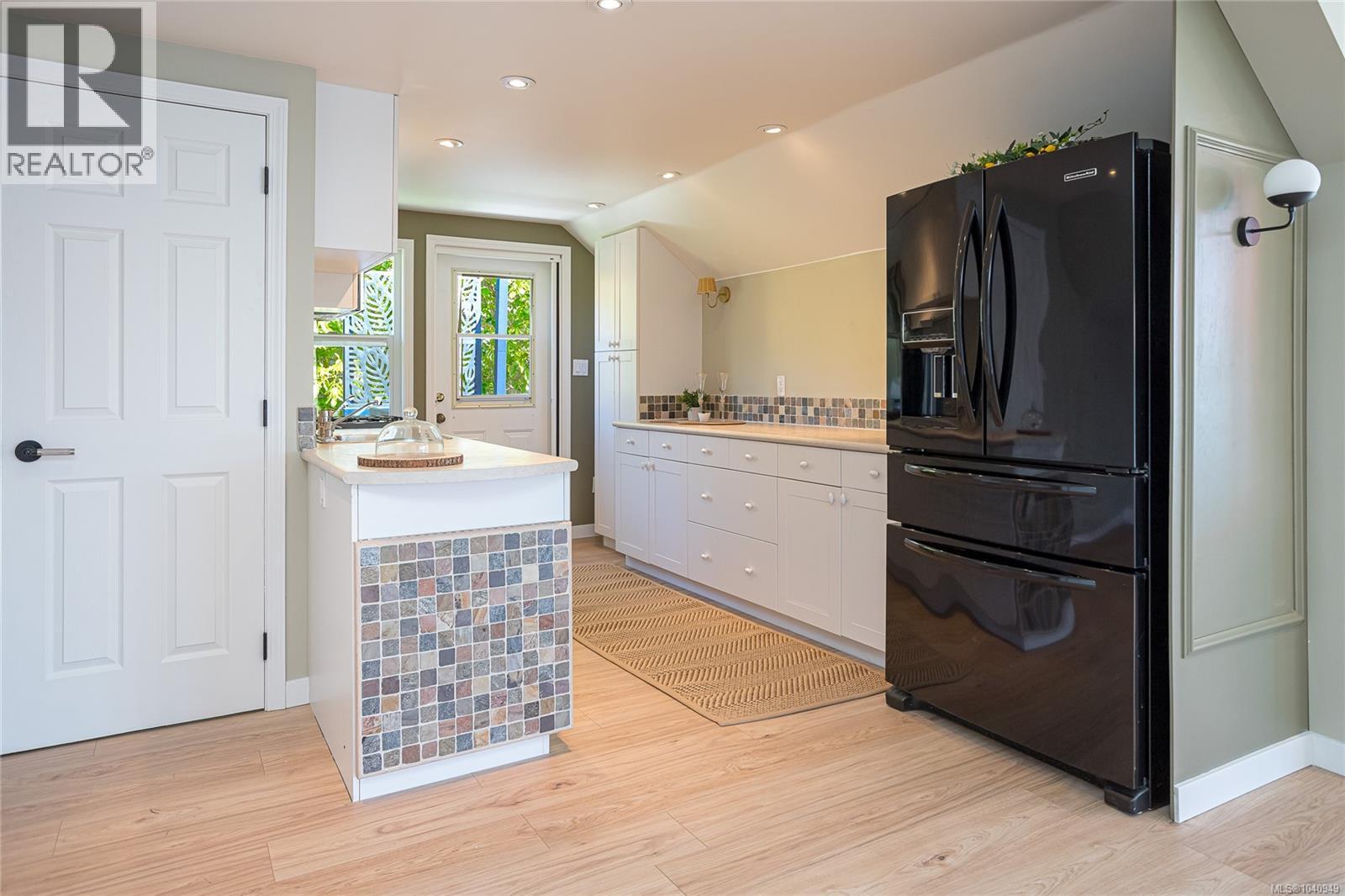  3905B Cadboro Bay Road, Saanich